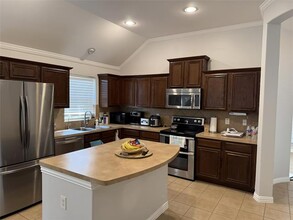8315 Summerset Dr in Dallas, TX - Building Photo - Building Photo