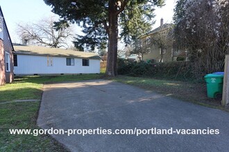 5806 SE Cesar Estrada Chavez Blvd in Portland, OR - Building Photo - Building Photo