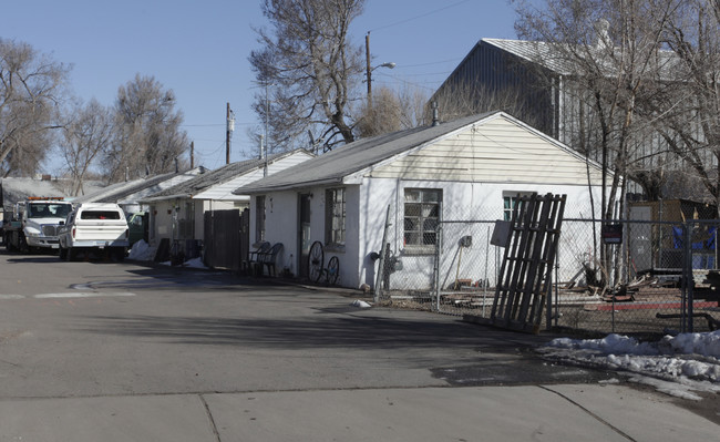 4515 S Santa Fe Dr in Englewood, CO - Foto de edificio - Building Photo