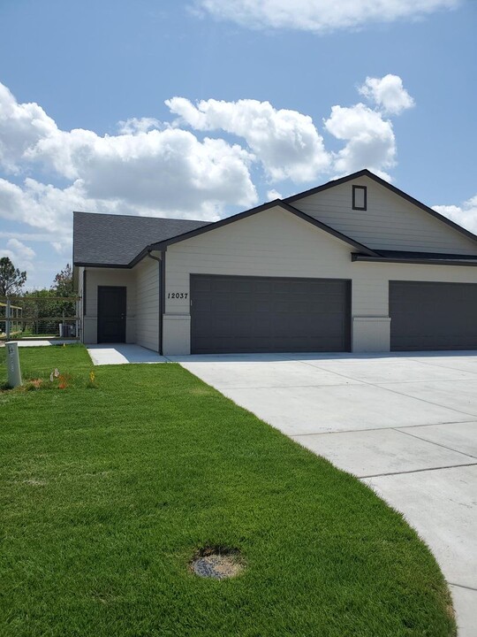 12037 W Shadow Lakes St-Unit -12037  W. Shadow lakes in Wichita, KS - Building Photo