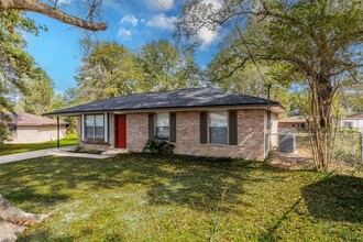 102 Libby Cir E in Willis, TX - Building Photo - Building Photo