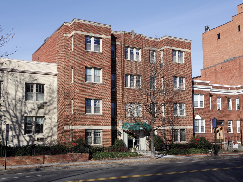 3028 Wisconsin Ave NW in Washington, DC - Foto de edificio