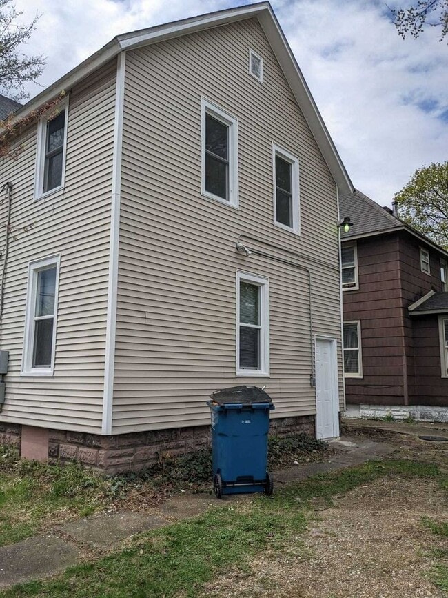 1023 Washington Ave in Kalamazoo, MI - Building Photo - Building Photo