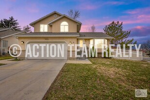 8004 Old Barn Dr in Sandy, UT - Building Photo