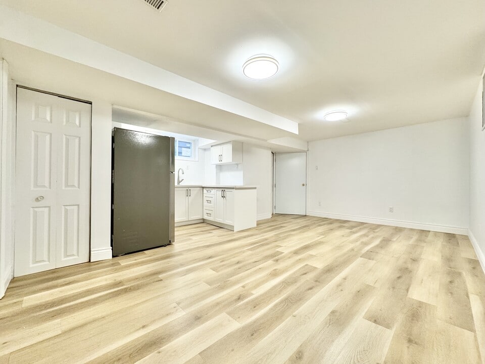 136 Campbell Ave in Hamilton, ON - Building Photo