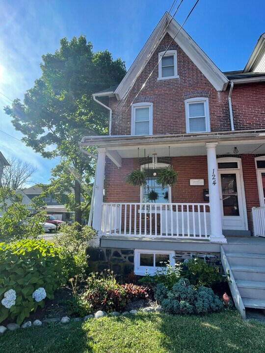 124 Park Ave in Quakertown, PA - Building Photo