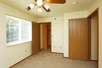 River Oaks Apartments in Des Moines, IA - Building Photo - Interior Photo