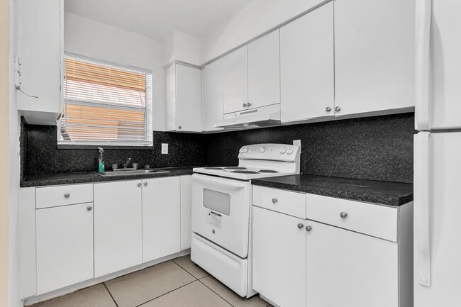 Updated 1bd Apartments in Hollywood, FL - Building Photo - Building Photo