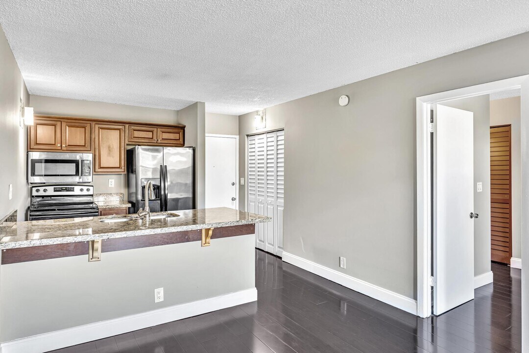 2701 Riverside Dr in Coral Springs, FL - Building Photo