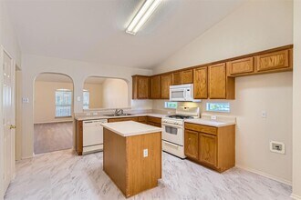 716 Scheel Rd in Kyle, TX - Foto de edificio - Building Photo