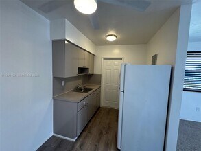 6451 W Flagler St in Miami, FL - Foto de edificio - Building Photo