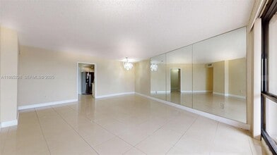 13953 Kendale Lakes Cir in Miami, FL - Foto de edificio - Building Photo