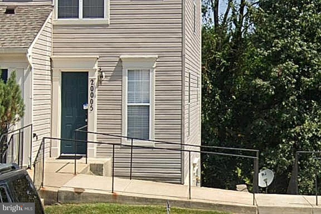 20005 Dunstable Cir in Germantown, MD - Foto de edificio