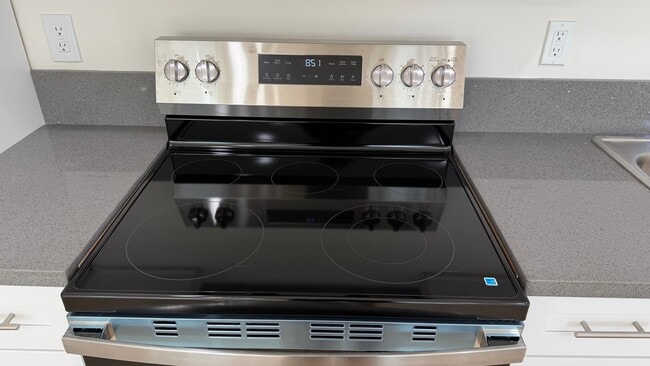 907 Herbine St in La Verne, CA - Building Photo - Building Photo