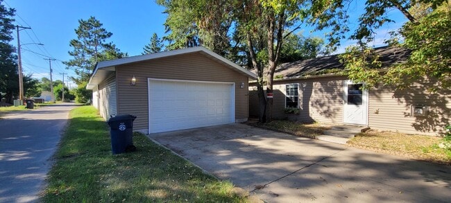 516 11 St NW in Bemidji, MN - Foto de edificio - Building Photo
