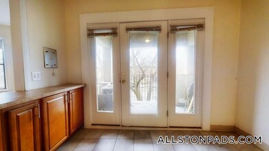 1131 Commonwealth Ave, Unit 3 in Boston, MA - Building Photo - Building Photo