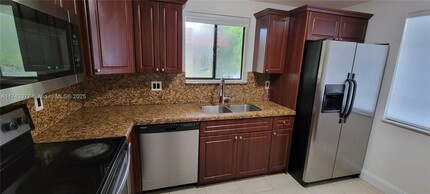 303 Lakeview Dr in Weston, FL - Building Photo - Building Photo