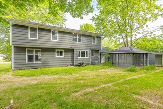 104 Tumbleweed Dr in Pittsford, NY - Building Photo - Building Photo