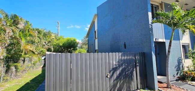 3684 Pinehurst Dr, Unit Effiency in Greenacres, FL - Building Photo - Building Photo