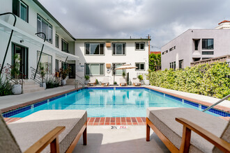 1319 Havenhurst Dr in West Hollywood, CA - Building Photo - Building Photo