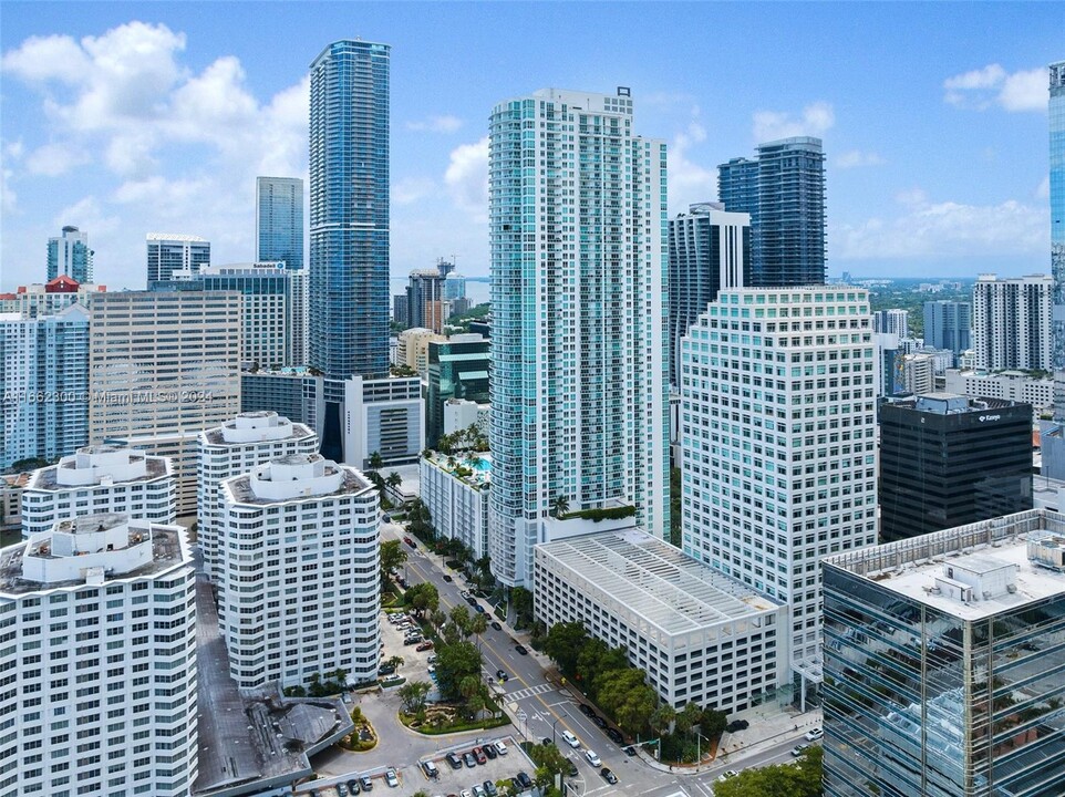 950 Brickell Bay Dr, Unit 5306 in Miami, FL - Foto de edificio