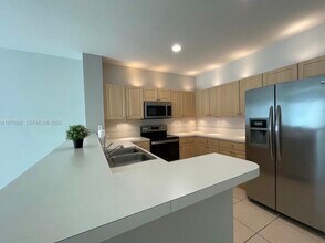 6361 Landings Ter in Tamarac, FL - Foto de edificio - Building Photo