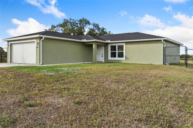 3019 Honeywood Rd in La Belle, FL - Building Photo - Building Photo