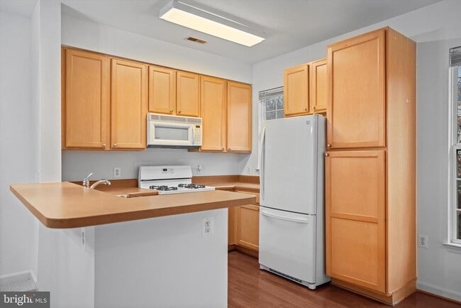 23094 Fontwell Square in Sterling, VA - Building Photo - Building Photo