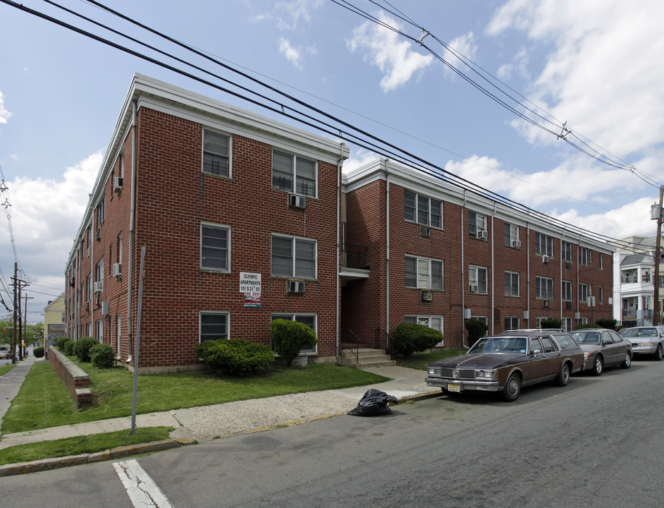 Olympic Apartments in Irvington, NJ - Foto de edificio