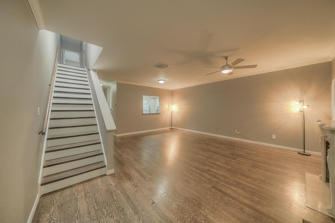 17583 Red Oak Dr in Houston, TX - Building Photo