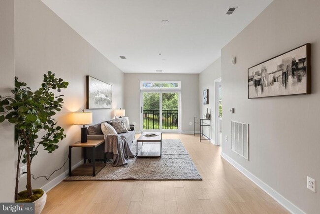 property at 989 S Buchanan St