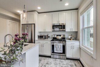 426 18th St NE-Unit -2 in Washington, DC - Foto de edificio - Building Photo