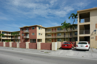 Oraida Apartments in Miami, FL - Building Photo - Building Photo