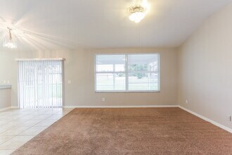 6109 63rd Ave E in Palmetto, FL - Foto de edificio - Building Photo