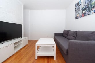 315 E 95th St in New York, NY - Building Photo - Building Photo