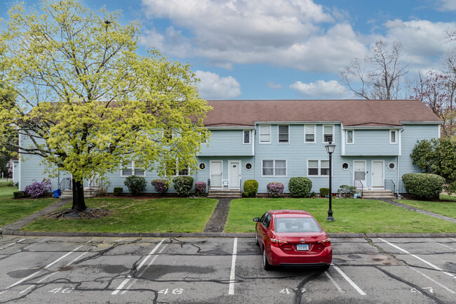 Ellington Ridge Condominiums in Ellington, CT - Building Photo - Building Photo