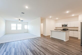 5815 Texas Palm Dr in Converse, TX - Foto de edificio - Building Photo