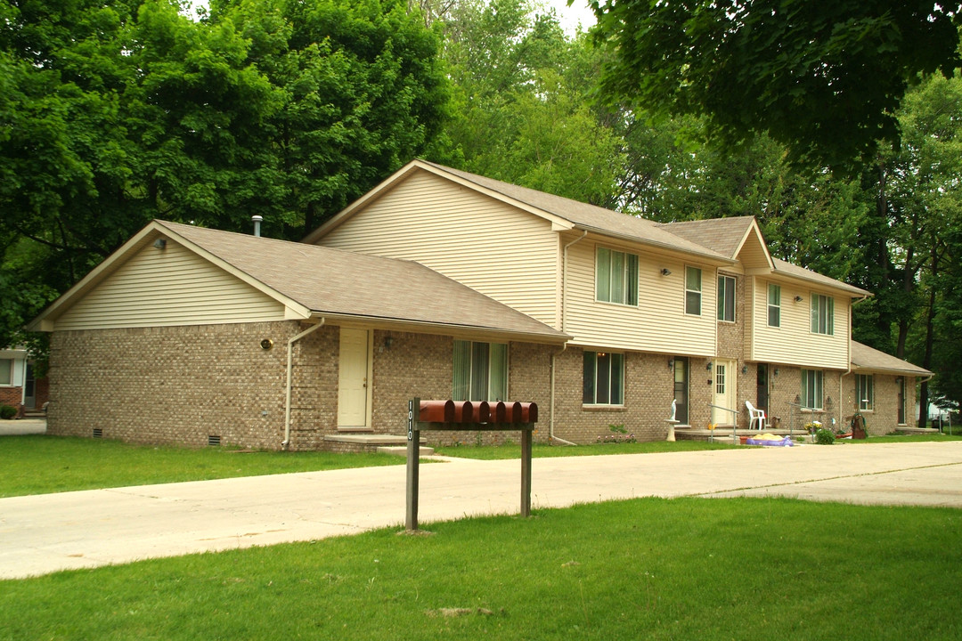 1010 Fruit St in Algonac, MI - Building Photo