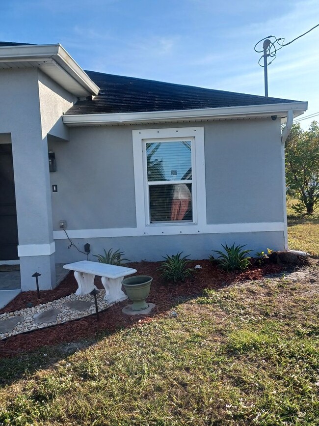 3131 NE 13th Pl in Cape Coral, FL - Foto de edificio - Building Photo