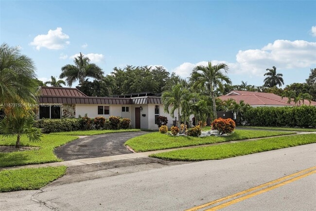 20 W Tropical Way in Plantation, FL - Foto de edificio - Building Photo