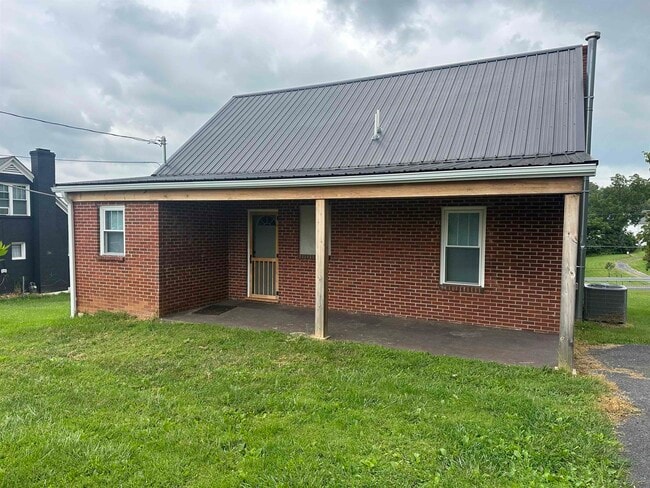 1810 Churchville Ave in Staunton, VA - Building Photo - Building Photo