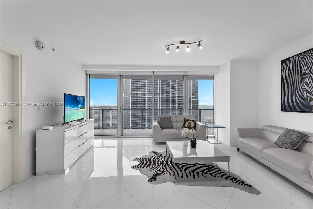 200 Biscayne Blvd, Unit 3908 in Miami, FL - Building Photo
