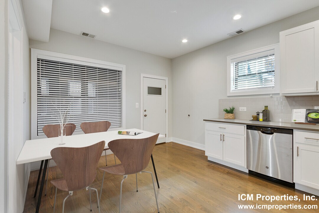 2105 N Sedgwick St in Chicago, IL - Foto de edificio