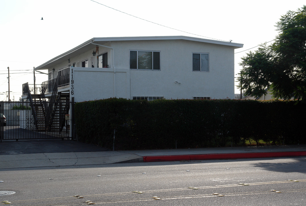 11936 Inglewood Ave in Hawthorne, CA - Building Photo