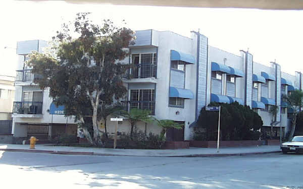 11228 Huston St in North Hollywood, CA - Building Photo