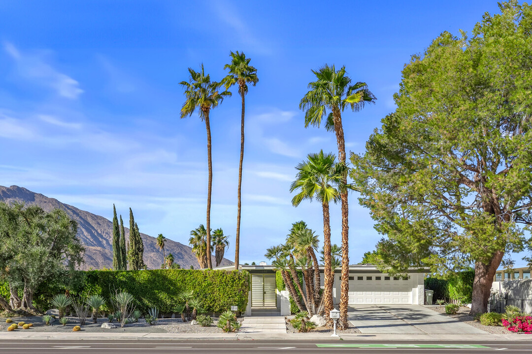 1350 E Murray Canyon Dr in Palm Springs, CA - Foto de edificio