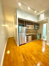 650 W Wayman St, Unit 606C in Chicago, IL - Foto de edificio - Building Photo