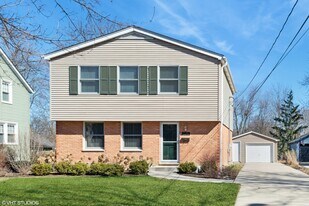 1329 Ridgewood Dr in Highland Park, IL - Building Photo