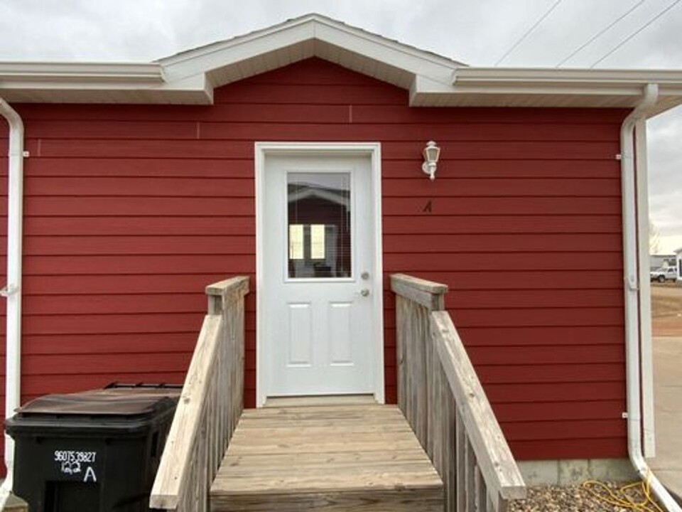 120 W Main St in South Heart, ND - Foto de edificio