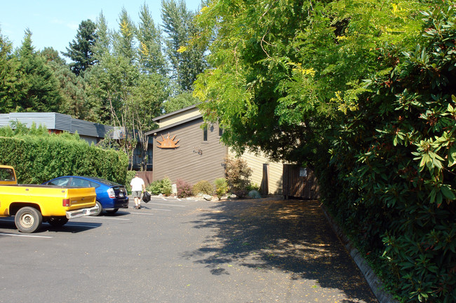 Four Seasons Apartments in Portland, OR - Building Photo - Building Photo